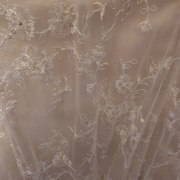 Wedding dress - Picture 6 of 16